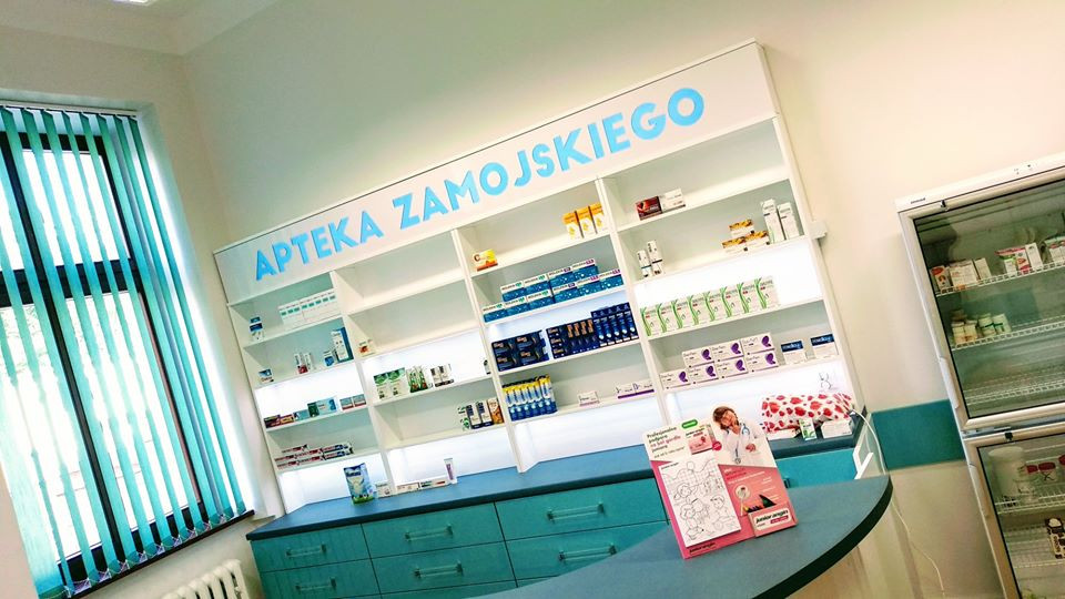 Zdjęcie przedstawia szkolną pracownie umeblowaną na kształt apteki, w której uczniowie zawodu technik farmaceutyczny odbywają zajęcia.