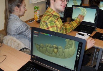 Kurs Technologiczny-CAD-CAM - uczniowie pracujący przy komputerach