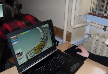 Kurs Technologiczny-CAD-CAM - uczniowie pracujący przy komputerach