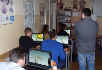 Kurs Technologiczny-CAD-CAM - uczniowie pracujący przy komputerach