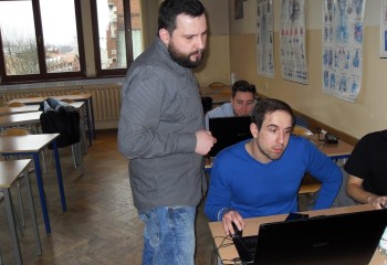 Kurs Technologiczny-CAD-CAM - uczniowie pracujący przy komputerach