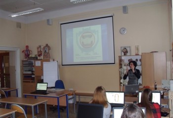 Uczniowie słuchający wykładu