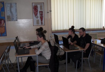 Kurs Technologiczny-CAD-CAM - uczniowie pracujący przy komputerach