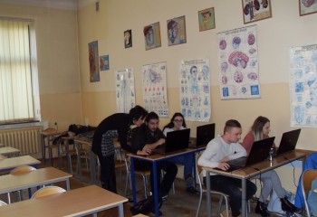 Kurs Technologiczny-CAD-CAM - uczniowie pracujący przy komputerach