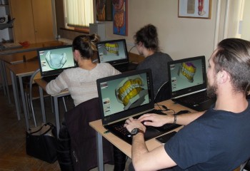 Kurs Technologiczny-CAD-CAM - uczniowie pracujący przy komputerach