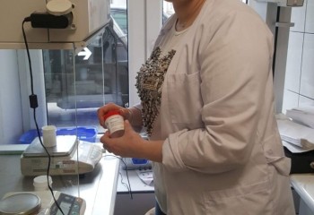 Uczennica podczas stażu w miejscu pracy