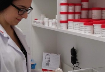 Uczennica podczas stażu w miejscu pracy