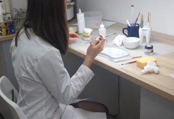 Uczennica podczas stażu w miejscu pracy