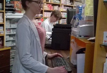 Uczennica podczas stażu w miejscu pracy