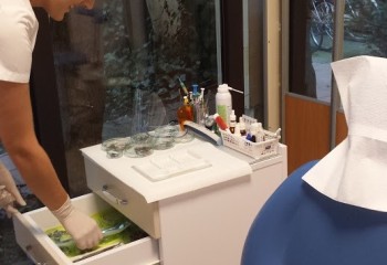 Uczennica wykonująca swoje zadania podczas stażu