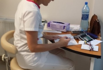 Uczennica wykonująca swoje zadania podczas stażu