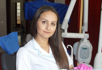 Uczennica wykonująca swoje zadania podczas stażu