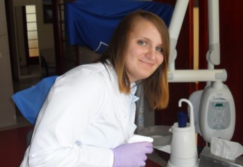 Uczennica wykonująca swoje zadania podczas stażu