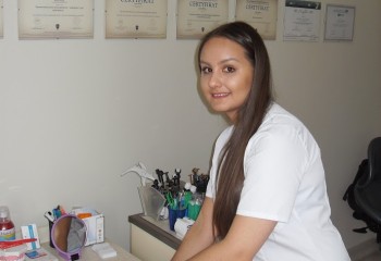 Uczennica wykonująca swoje zadania podczas stażu