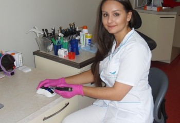 Uczennica wykonująca swoje zadania podczas stażu