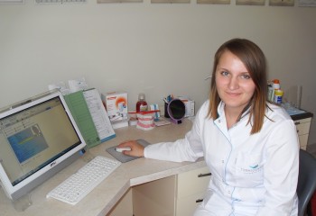 Uczennica wykonująca swoje zadania podczas stażu