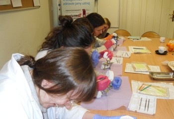 Uczennice podczas kursu z zakresu periodontologii