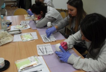 Uczennice podczas kursu z zakresu periodontologii