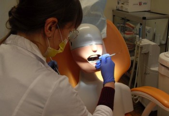 Uczennica pracująca na manekinie