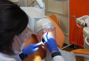 Uczennica pracująca na manekinie