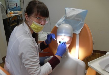 Uczennica pracująca na manekinie