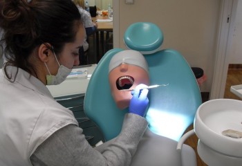 Uczennica pracująca na manekinie