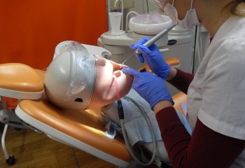 Uczennica pracująca na manekinie