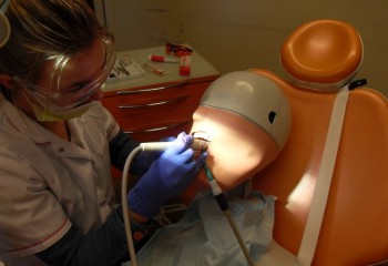 Uczennica pracująca na manekinie