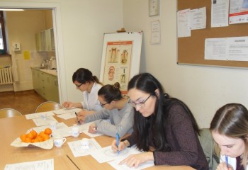 Uczennice podczas kursu z zakresu periodontologii