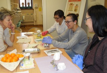 Uczennice podczas kursu z zakresu periodontologii