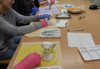 Uczennice podczas kursu z zakresu periodontologii