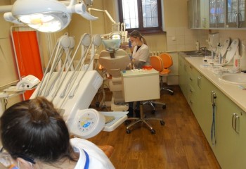 Uczennice podczas kursu z zakresu periodontologii