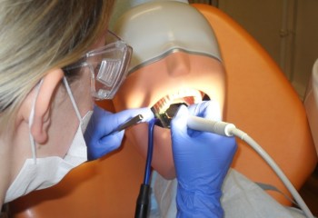 Uczennica pracująca na manekinie