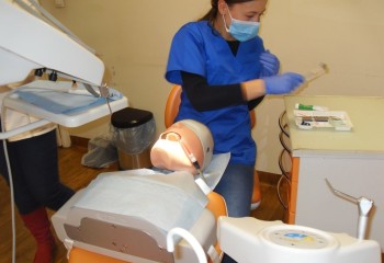 Uczennica pracująca na manekinie