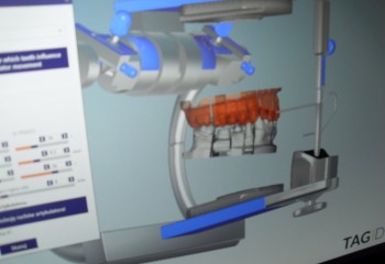 Komputer z włączonym specjalistycznym oprogramowaniem