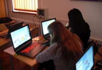 Uczennice pracujące na komputerach