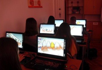 Uczennice pracujące na komputerach