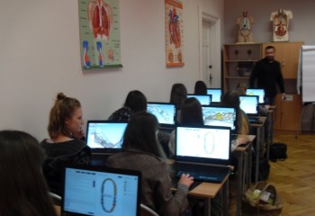 Uczennice pracujące na komputerach