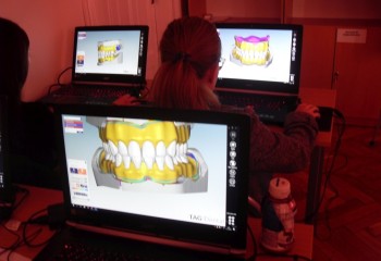 Uczennice pracujące na komputerach