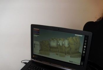 Komputer z włączonym specjalistycznym oprogramowaniem