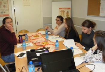 Zdjęcie przedstawia uczennice kierunku higienistka stomatologiczna realizujące kurs z zakresu periodontologii. Uczennice znajdują się w szkolnej pracowni Gabinet stomatologiczny.