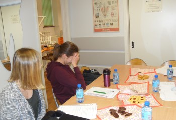 Zdjęcie przedstawia uczennice kierunku higienistka stomatologiczna realizujące kurs z zakresu periodontologii. Uczennice znajdują się w szkolnej pracowni Gabinet stomatologiczny.