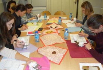 Zdjęcie przedstawia uczennice kierunku higienistka stomatologiczna realizujące kurs z zakresu periodontologii. Uczennice znajdują się w szkolnej pracowni Gabinet stomatologiczny.