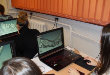 Uczniowie kierunku technik dentystyczny realizujący kurs Technologia CAD-CAM. Kurs odbywał się przy użyciu komputerów i oprogramowania do nauki komputerowego projektowania prac protetycznych. 
