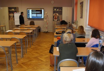 Uczniowie kierunku technik dentystyczny realizujący kurs Technologia CAD-CAM. Kurs odbywał się przy użyciu komputerów i oprogramowania do nauki komputerowego projektowania prac protetycznych. 