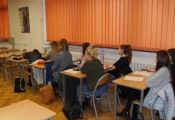 Uczniowie kierunku technik dentystyczny realizujący kurs Technologia CAD-CAM. Kurs odbywał się przy użyciu komputerów i oprogramowania do nauki komputerowego projektowania prac protetycznych. 