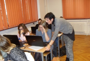 Uczniowie kierunku technik dentystyczny realizujący kurs Technologia CAD-CAM. Kurs odbywał się przy użyciu komputerów i oprogramowania do nauki komputerowego projektowania prac protetycznych. 