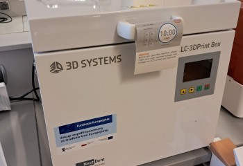 Lampa światłoutwardzalna niezbędna do drukowania prac protetycznych w technologii 3D