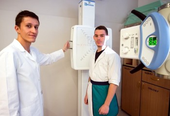 Dwóch uczniów podczas zajęć