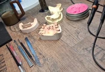 Zdjęcie przedstawia narzędzia niezbędne do wykonywania prac protetycznych